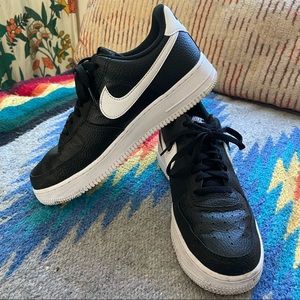 NIKE AIR FORCE 1 - black/white - M8.5/W/10